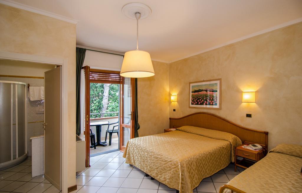 Hotel Kyrton Форте дей Марми Екстериор снимка