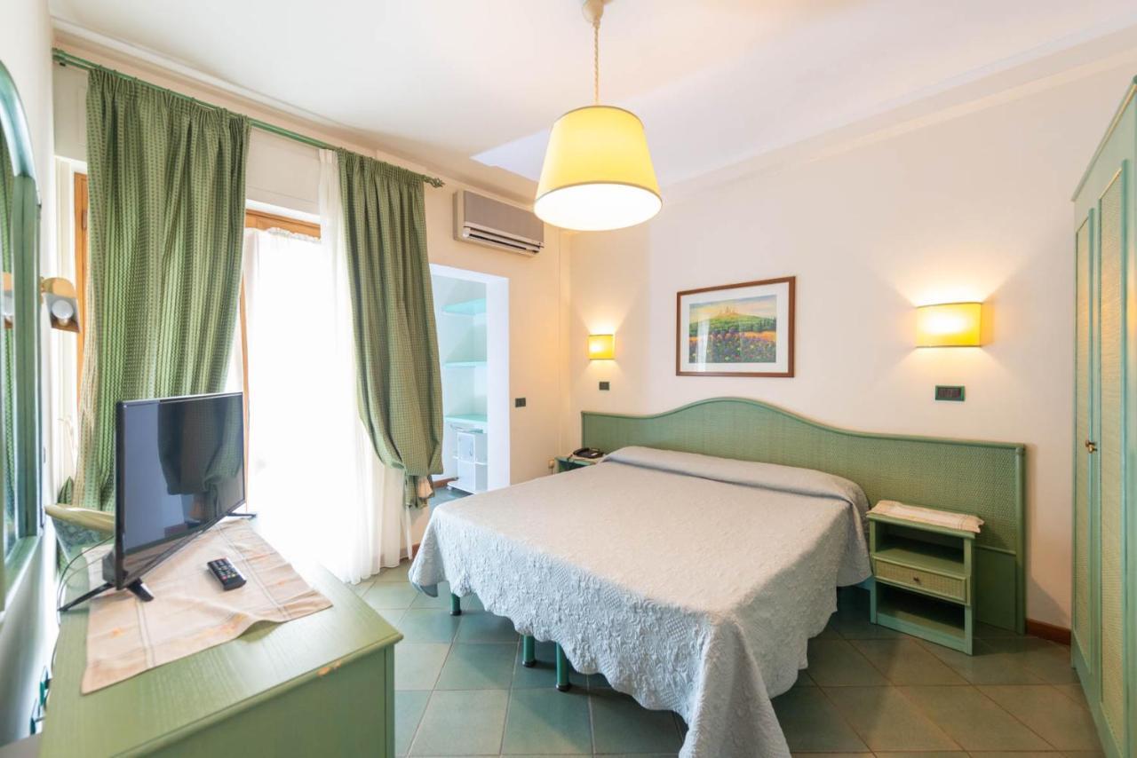 Hotel Kyrton Форте дей Марми Екстериор снимка